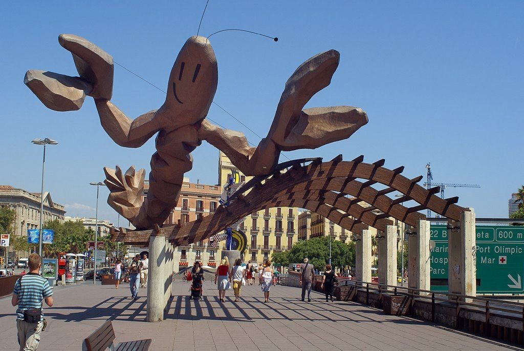 Paseo marítimo de Barcelona, con una gamba gigante