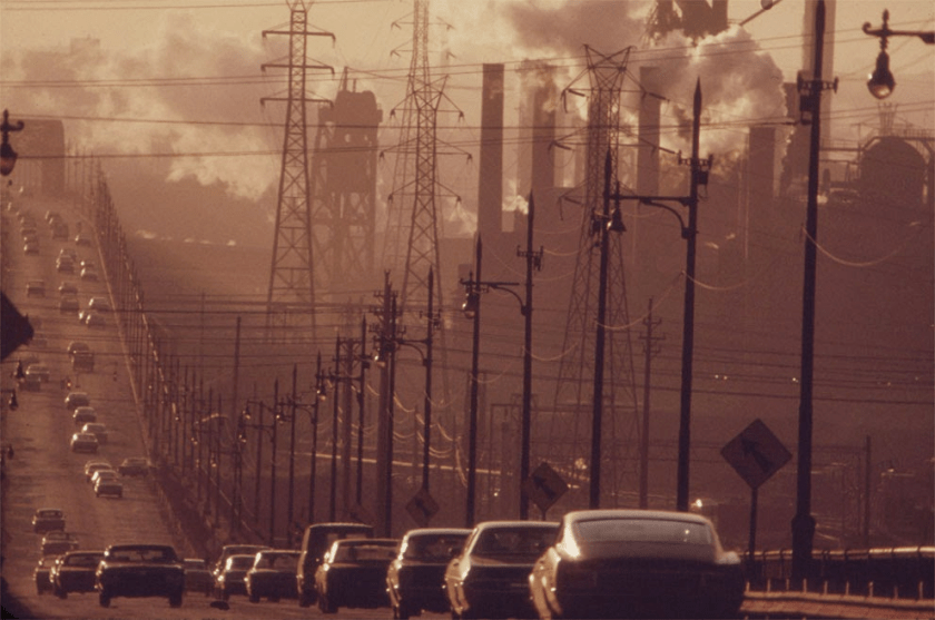 Imagen de un puente rodeado de fábricas y chimeneas humeantes en Cleveland, Ohio, en 1975