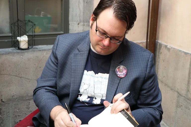 Brandon Sanderson con la chapa de Origen Cuántico
